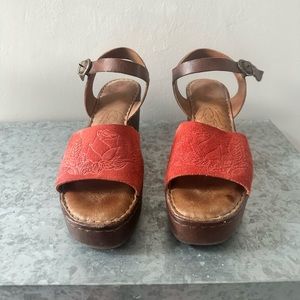 Born bi-color wedges, size 9. MOAPA
RED with EMBOSSED roses across the toe.